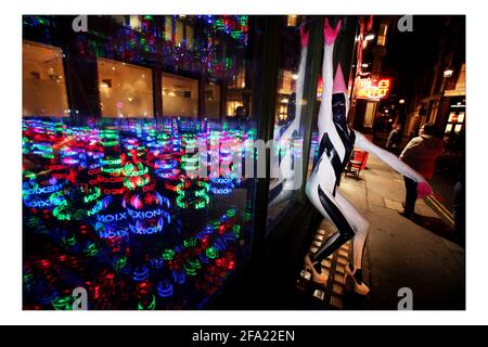 Kunstinstallation 'Disco-Nexion' von Andrey Bartenev in der Rifle Makers Gallery in Soho, London. Künstler im wwite Outfit pic David Sandison 7/1/2008 Stockfoto