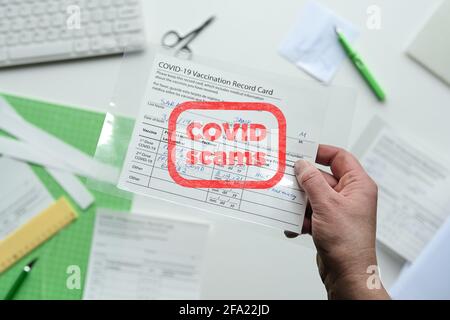 Covid-Betrug. Gefälschte Impfkarte für Covid. Covid-Betrug.gefälschtes Gesundheitszeugnis mit falscher Impfprotokollierung gegen Covid-19. Leere Karten Stockfoto