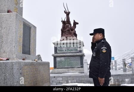 (210422) -- XINING, 22. April 2021 (Xinhua) -- Yuan Guangming begrüßt am Kunlun Pass in der nordwestlichen chinesischen Provinz Qinghai einen Moment, der dem wilderfeindlichen Helden Sonam Dargye gewidmet ist, am 20. April 2021. Seit mehr als einem Jahrzehnt widmet sich Yuan Guangming dem Schutz tibetischer Antilopen und anderer wilder Tiere im Hoh XIL National Nature Reserve. Yuan und seine Kollegen arbeiten an der Forstpolizeiabteilung von Hoh XIL, die über 40 Mitglieder hat, und sind für Patrouilleneinsätze im Hoh XIL-Reservat verantwortlich, einem Gebiet, das 45,000 Quadratkilometer umfasst und das chinesische La umfasst Stockfoto