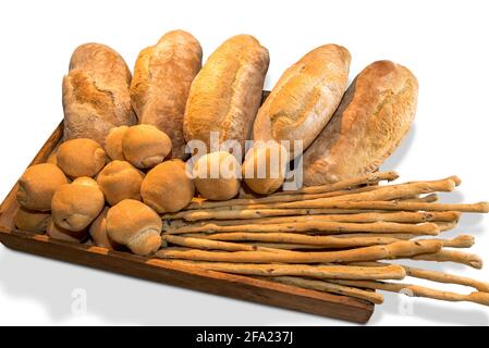 Italienisches Brot, große rustikale Brote und frisch gebackene Brötchen mit Olivenbrotstangen in Holzschale, isoliert auf Weiß Stockfoto