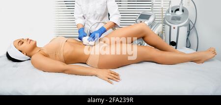 Schöne Frau, Kavitation, Verfahren entfernen cellulite auf ihren Bauch an Schönheit Klinik Stockfoto
