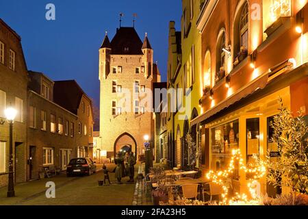 Inneres Klever Stadttor am Abend, Deutschland, Nordrhein-Westfalen, Niederrhein, Xanten Stockfoto