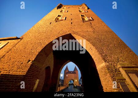 Klever Tor, Blick durch das Innere auf das äußere Tor am Abend, Deutschland, Nordrhein-Westfalen, Niederrhein, Xanten Stockfoto