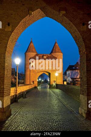 Klever Tor, Blick durch das Innere auf das äußere Tor am Abend, Deutschland, Nordrhein-Westfalen, Niederrhein, Xanten Stockfoto