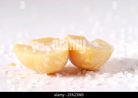 Boden-Nuss, Erdnuss (Arachis Hypogaea), Erdnüsse mit Salz Stockfoto