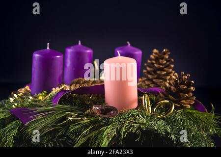 adventskranz vor schwarzem Hintergrund Stockfoto