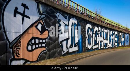 Graffiti an Ausfahrt Nr. 17 auf der A 42 Gelsenkirchen-Schalke, Schalker Meile, Deutschland, Nordrhein-Westfalen, Ruhrgebiet, Gelsenkirchen Stockfoto