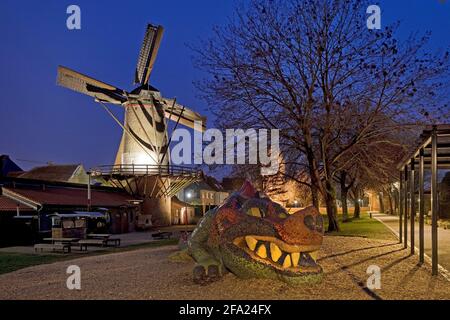 Krienhild Mühle mit Nibelungendrachen am Abend, Deutschland, Nordrhein-Westfalen, Niederrhein, Xanten Stockfoto