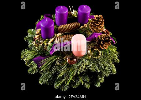 adventskranz vor schwarzem Hintergrund Stockfoto