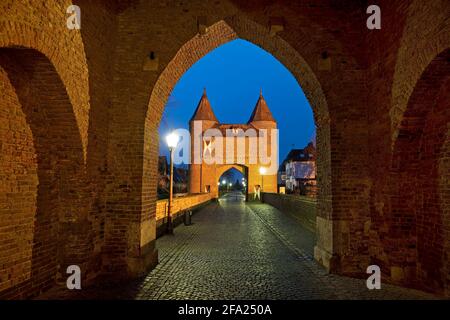 Klever Tor, Blick durch das Innere auf das äußere Tor am Abend, Deutschland, Nordrhein-Westfalen, Niederrhein, Xanten Stockfoto