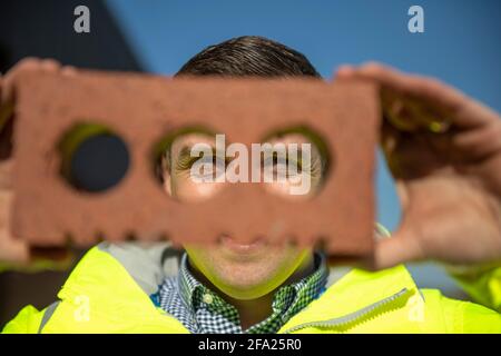 Blantyre, Schottland, Großbritannien. 22. April 2021. IM BILD: Der Abgeordnete Douglas Ross, Vorsitzender der Scottish Conservative and Unionist Party, besuchte Raeburn Brick Ltd in Blantyre, ein Bauunternehmen, um die Pläne der Partei zur Schaffung von Arbeitsplätzen und zum Wiederaufbau Schottlands hervorzuheben. Pläne der schottischen Konservativen zum Wiederaufbau der schottischen Wirtschaft würden in der nächsten Amtszeit des schottischen Parlaments Hunderttausende von Arbeitsplätzen schaffen. Eine Analyse der Partei ergab, dass ihre Manifest-Vorschläge mindestens 200,000 neue Arbeitsplätze schaffen könnten. Quelle: Colin Fisher/Alamy Live News. Stockfoto