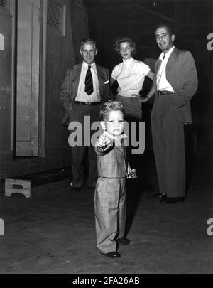 Regisseur CURTIS BERNHARDT mit LAUREN BACALL und HUMPHREY BOGART Bei ihrem Sohn STEPHEN BOGART am Set offen während der Dreharbeiten Von SIROCCO 1951 Regisseur CURTIS BERNHARDT Roman Joseph Kessel Santana Pictures Corporation / Columbia Pictures Stockfoto