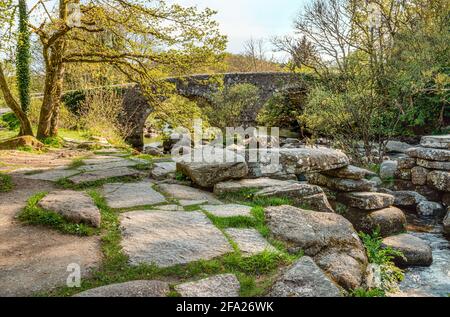 Dartmeet Bridge über den East Dart River at, in der Nähe des Badgers Holt Dartmoor National Park, Devon, England, Großbritannien Stockfoto