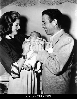 HUMPHREY BOGART und LAUREN BACALL mit ihrem neugeborenen Sohn STEPHEN BOGART im Januar 1949 Werbung für Columbia Pictures Stockfoto