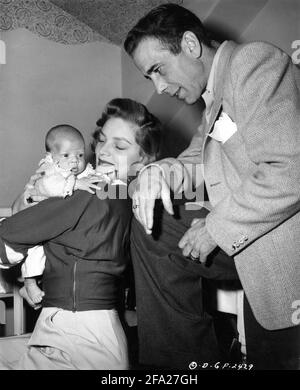 HUMPHREY BOGART und LAUREN BACALL mit ihrem neugeborenen Sohn STEPHEN BOGART im Januar 1949 Werbung für Columbia Pictures Stockfoto