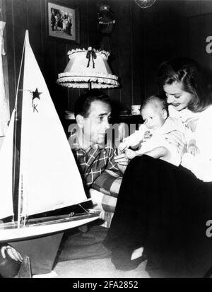 HUMPHREY BOGART und LAUREN BACALL mit ihrem neugeborenen Sohn STEPHEN BOGART zu Hause im Januar 1949 Werbung für Warner Bros Stockfoto