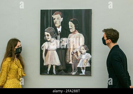 BONHAMS LONDON, GROSSBRITANNIEN. 22. April 2021. Pressevorschau für den Verkauf von Bonhams Contemporary Art. Genieve Figgis, Familienportrait, 2015. Schätzung: £55,000-75,000. Der Verkauf findet am 27. April in London statt. Credit amer Ghazzal/Alamy Live News Stockfoto