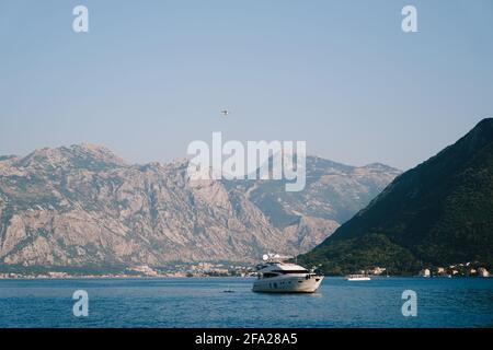 Das Konzept eines reichen Lebens - Luxus-Yacht segelt vor der Kulisse der Berge. Stockfoto