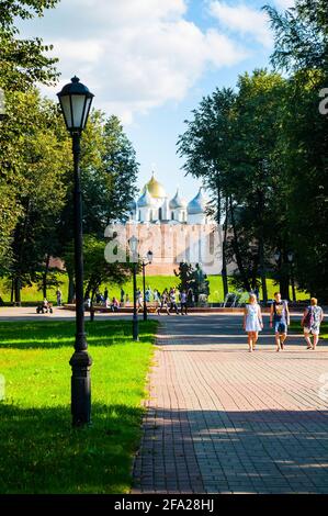 Weliki Nowgorod, Russland – 17. August 2019. Veliky Novgorod Kreml und Wandertouristen in Veliky Novgorod, Russland, touristische Innenstadt in Veliky Novgor Stockfoto