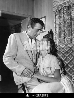 HUMPHREY BOGART und LAUREN BACALL 1949 ehrliches Porträt zu Hause von BERT SIX Publicity für Warner Bros Stockfoto