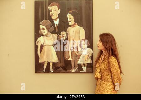 London UK 22 April 2021 Genieve Figgis, Family Portrait, 2015. Kostenvoranschlag: £55,000-75,000 Bonhams Contemporary Art Sale. Es hat eine Schätzung von £150,000-200,000. Mit Künstlern wie Carmen Herrera, die im Alter von 105 Jahren wahrscheinlich die älteste arbeitende Künstlerin der Welt ist, werden Tracey Emin, Tschabalala Self, Genieve Figgis und Albert Oehlen unter vielen anderen diesen Verkauf zu einem sehr erwarteten in der modernen Kunstwelt machen. Paul Quezada-Neiman/Alamy Live News Stockfoto