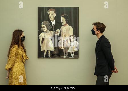 London UK 22 April 2021 Genieve Figgis, Family Portrait, 2015. Kostenvoranschlag: £55,000-75,000 Bonhams Contemporary Art Sale. Es hat eine Schätzung von £150,000-200,000. Mit Künstlern wie Carmen Herrera, die im Alter von 105 Jahren wahrscheinlich die älteste arbeitende Künstlerin der Welt ist, werden Tracey Emin, Tschabalala Self, Genieve Figgis und Albert Oehlen unter vielen anderen diesen Verkauf zu einem sehr erwarteten in der modernen Kunstwelt machen. Paul Quezada-Neiman/Alamy Live News Stockfoto