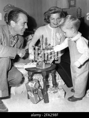 HUMPHREY BOGART und LAUREN BACALL mit ihrem jungen Sohn STEPHEN BOGART 1950 ehrliches Porträt zu Hause von IRVING LIPPMAN Publicity Für Columbia Pictures Stockfoto