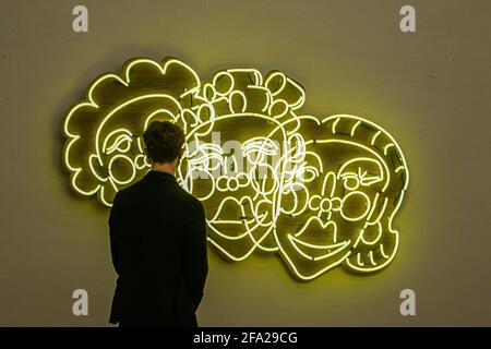 BONHAMS LONDON, GROSSBRITANNIEN. 22. April 2021. Pressevorschau für den Verkauf von Bonhams Contemporary Art. Tschabalala Self, Wash N' Set (Gelb), 2019. Schätzung: £40,000 – 60,000. Der Verkauf findet am 27. April in der Bonhams New Bond Street statt. Credit amer Ghazzal/Alamy Live News Stockfoto