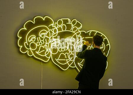 BONHAMS LONDON, GROSSBRITANNIEN. 22. April 2021. Pressevorschau für den Verkauf von Bonhams Contemporary Art. Tschabalala Self, Wash N' Set (Gelb), 2019. Schätzung: £40,000 – 60,000. Der Verkauf findet am 27. April in der Bonhams New Bond Street statt. Credit amer Ghazzal/Alamy Live News Stockfoto