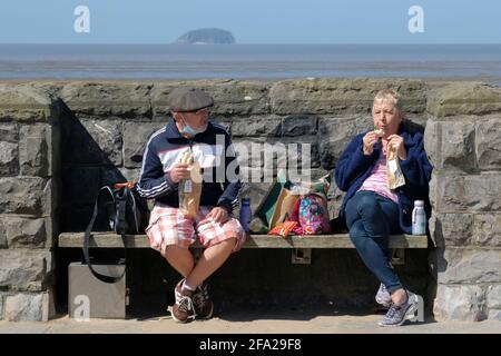 Weston-super-Mare, Somerset, Großbritannien. April 2021. Der blaue Himmel hat die Menschen dazu gebracht, die Meeresluft zu genießen. Kredit: JMF Nachrichten/Alamy Live Nachrichten Stockfoto