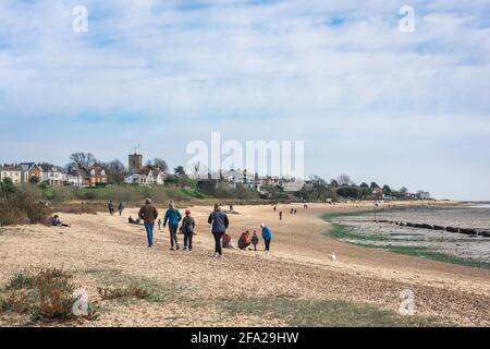 Mersea Essex UK, Blick auf Menschen, die am Strand von West Mersea, Mersea Island, Essex UK spazieren Stockfoto