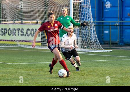 Cardiff, Großbritannien. April 2021. Stephanie Turner aus Cardiff traf Frauen am 21. April 2021 während des Spiels der Welsh Premier Women's League zwischen Cardiff Meet Women und Swansea City Ladies auf dem Cyncoed Campus in Cardiff, Wales, Großbritannien. Quelle: Duncan Thomas/Majestic Media/Alamy Live News. Stockfoto