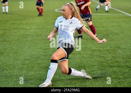 Cardiff, Großbritannien. April 2021. Kelly Adams von den Swansea City Ladies beim Waliser Premier Women's League-Spiel zwischen Cardiff und Swansea City Ladies am 21. April 2021 auf dem Cyncoed Campus in Cardiff, Wales, Großbritannien. Quelle: Duncan Thomas/Majestic Media/Alamy Live News. Stockfoto