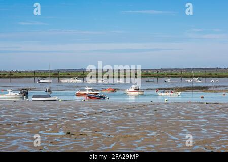 England East Anglia Coast, Blick bei Ebbe des Flusses Blackwater und Watts auf Mersea Island an der Küste von Essex, England, Großbritannien. Stockfoto