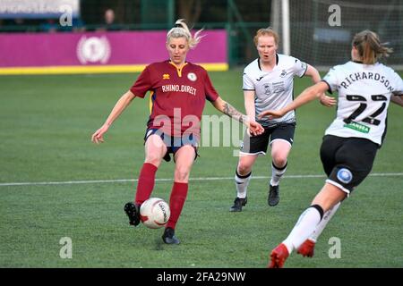 Cardiff, Großbritannien. April 2021. Shannon Evans von Cardiff Met Women kontrolliert den Ball während des Spiels der Welsh Premier Women's League zwischen Cardiff Met Women und Swansea City Ladies am 21. April 2021 auf dem Cyncoed Campus in Cardiff, Wales, Großbritannien. Quelle: Duncan Thomas/Majestic Media/Alamy Live News. Stockfoto