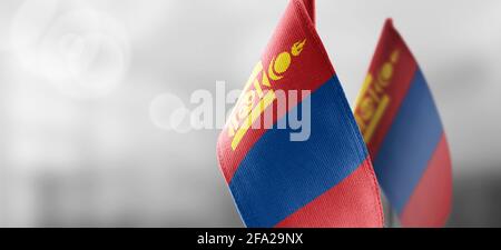 Kleine Nationalflaggen der Mongolei auf einer leichten Unschärfe Hintergrund Stockfoto