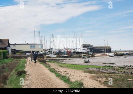 Essex Coast England, Blick auf den Pfad entlang des Flusses Blackwater, der nach West Mersea, Mersea Island, Essex, England, Großbritannien führt. Stockfoto