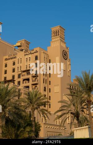 'Sharjah, Sharjah/Vereinigte Arabische Emirate - 11/7/2020: Sheraton Hotel Portrait an der Golfküste bei Sonnenaufgang. Ein luxuriöses Hotel mit Aufenthalt Stockfoto