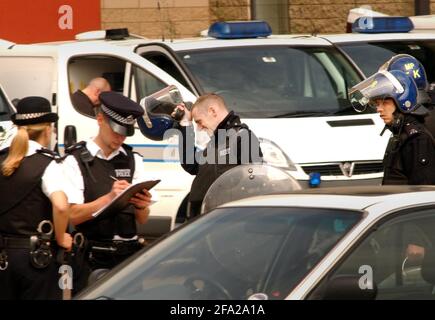 DIE BEREITSCHAFTSPOLIZEI VERLÄSST DIE HAFTANSTALT HARMONDSWORTH NACH DER VON DESTURBANCES VERURSACHTEN DER TOD EINES INMATE,20/7/04 PILSTON Stockfoto