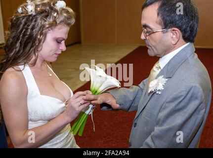 Hochzeit, Paar tauschen Eheringe an ihrem Hochzeitstag Stockfoto