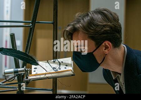 BONHAMS LONDON, GROSSBRITANNIEN. 22. April 2021. Pressevorschau für den Verkauf von Bonhams Contemporary Art. Rebecca Horn, Turm der fliehenden Bücher, 1994, est £30,000-50,000 . Der Verkauf findet am 27. April in der Bonhams New Bond Street statt. Credit amer Ghazzal/Alamy Live News Stockfoto