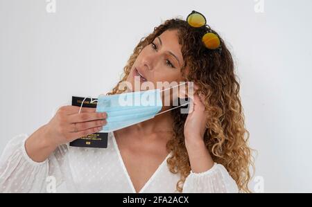 England, Großbritannien. 2021. Frau mit einem neuen blauen UK-Pass und einer Maske während des Covid-Ausbruchs Stockfoto