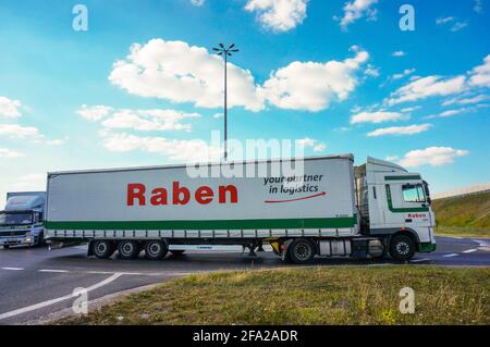 POZNAN, POLEN - 13. Feb 2016: Die Firma Raben transportiert Lkw auf einem Kreisverkehr Stockfoto