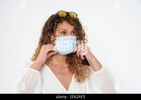 England, Großbritannien. 2021. Frau mit Gesichtsmaske während des Covid-19-Ausbruchs in Großbritannien. Stockfoto