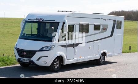 Ein 7.5 Meter langes Pilote-Wohnmobil parkte während einer Reise in einem Lay-by. Stockfoto