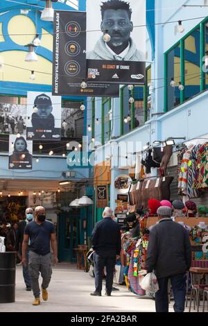 London, Großbritannien. April 2021. Zum Jahrestag der Morde an Stephen Lawrence im Jahr 1993 hat die Stephen Lawrence Day Foundation in den Einkaufspassagen von Brixton Village Spruchbänder mit dem Hashtag #LegacyofChange. Die Wohltätigkeitsorganisation arbeitet im Klassenzimmer, um die Erlangung von Kindern zu fördern, unterstützt gemeinschaftlich die Arbeit und hilft marginalisierten jungen Menschen, zu Ehren von Stephen's Bestreben, Architekt zu werden, Karriere zu machen. Quelle: Anna Watson/Alamy Live News Stockfoto