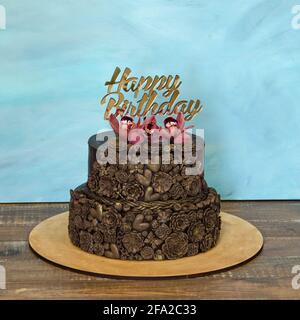 Zweistufiger Schokoladenkuchen mit Topper und Orchidee Stockfoto