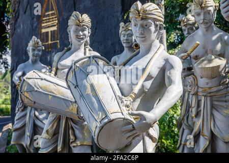 Statuen balinesischer Musiker in traditionellen Kostümen. Bali, Indonesien. Stockfoto