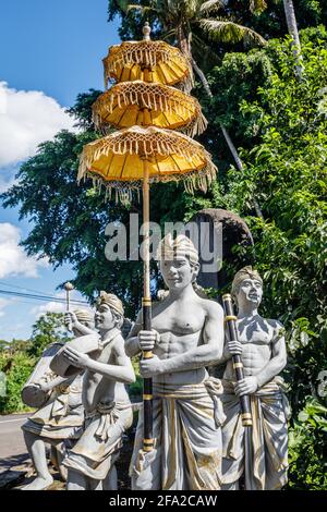 Statuen balinesischer Musiker in traditionellen Kostümen. Bali, Indonesien. Vertikales Bild. Stockfoto