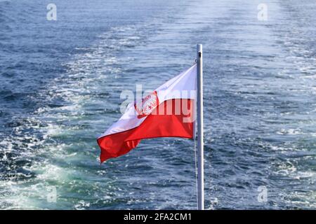 Polnische Flagge winkt auf dem Mast eines Schiffes an Meer Stockfoto